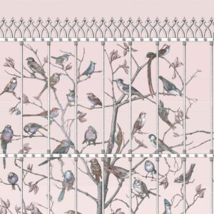 Behangontwerp Fornasetti Senza Tempo Uccelli met kleurrijke vogels op takken achter een sierlijk hekwerk.