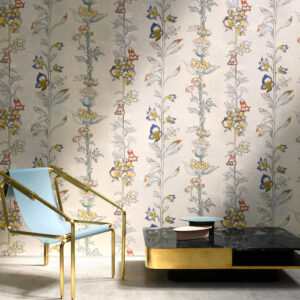 Luxe interieur met behang MILLY LA FORET met bloemmotief, een designstoel en een zwarte salontafel met gouden accenten.
