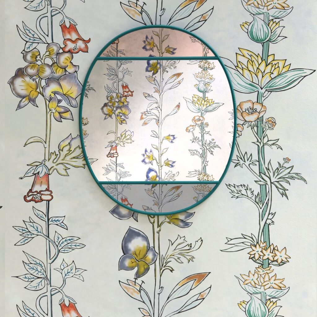 Rond spiegel aan de muur met daarachter bloemrijk behang Milly la Forêt van Behangstudio.