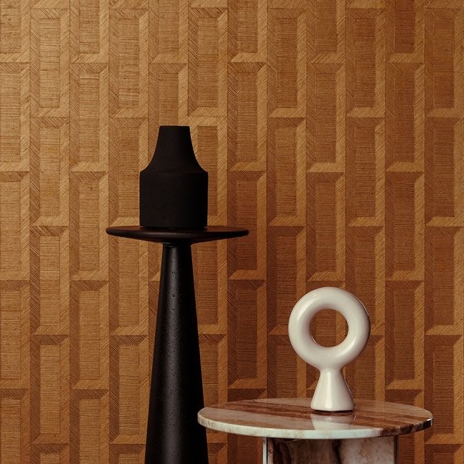 Decoratief houten wandpaneel Biseau1-GVIC-2 met geometrisch reliëfpatroon en moderne sculpturale objecten op bijzettafels.
