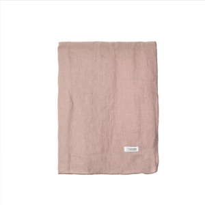 Opgevouwen roze Broste Copenhagen tafelkleed Gracie van 160 x 200 cm.
