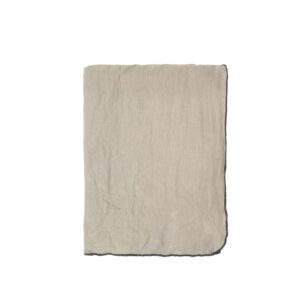 Opgevouwen Broste Copenhagen Gracie linnen tafelkleed in de kleur Simply Taupe.