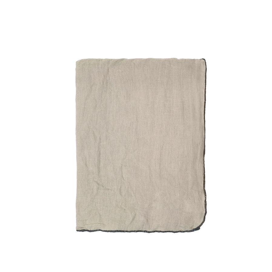 Opgevouwen Broste Copenhagen Gracie linnen tafelkleed in de kleur Simply Taupe.