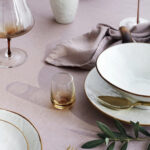 Gedekte tafel met Broste Copenhagen linnen tafelkleed Gracie in roze, met servies en glazen.