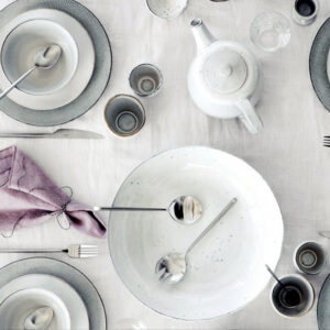 Gedekte tafel met servies en bestek op een wit Broste Copenhagen tafelkleed Gracie van 160 x 300 cm.