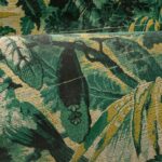 Gedetailleerd tropisch patroon van bladeren en vruchten op het Buningh Arte Antigua Tropicali behang.