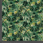 Tropisch behangpatroon met weelderige groene bladeren, palmen en tropische vogels in een dicht oerwoudmotief.