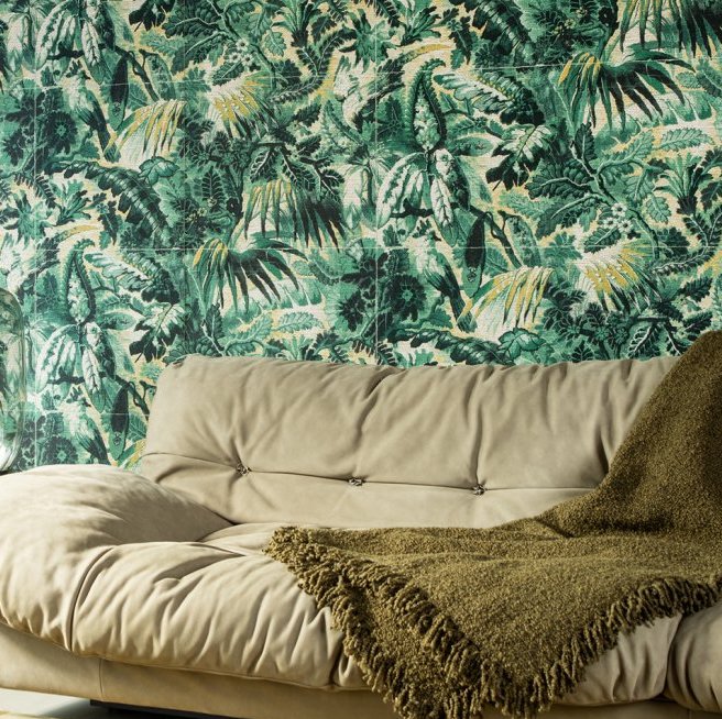 Beige bank met groene plaid voor tropisch behang met bladeren en papegaaien uit de Buningh Arte Antigua Tropicali collectie.