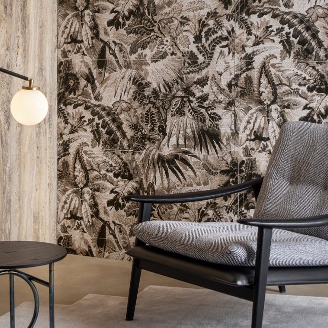 Stijlvolle woonkamer met Buningh Arte Antigua Tropicali behang, moderne fauteuil en ronde bijzettafel.