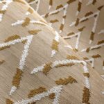 Beige Buningh-Arte Chasu behang met een abstract patroon in wit en goudbruin.