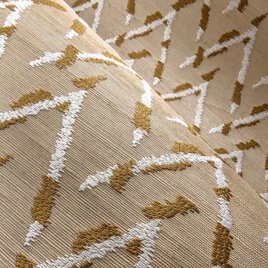 Beige Buningh-Arte Chasu behang met een abstract patroon in wit en goudbruin.