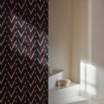 Donker Buningh Arte Chasu behang met geometrisch patroon naast een minimalistisch wit interieur met zonlicht op de muur.