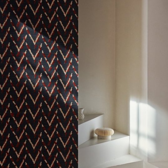 Donker Buningh Arte Chasu behang met geometrisch patroon naast een minimalistisch wit interieur met zonlicht op de muur.