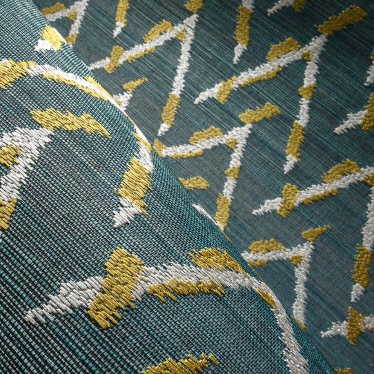 Gedetailleerd beeld van Buningh-Arte Chasu behang met geel-witte zigzagpatronen op een blauwgroene textuur.