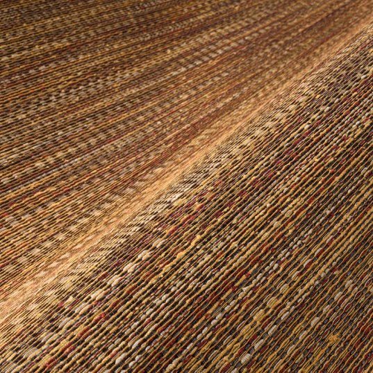 Gedetailleerde close-up van het Buningh Arte Geloma behang 54562 met een structuur van horizontale, veelkleurige weefpatronen in warme aardetinten.