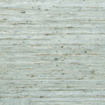Lichtblauw Buningh-Arte Kudzy 54531 behang met een grove, natuurlijke textuur van horizontale vezels.