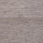 Grijs behang met een fijne horizontale structuur en natuurlijke, vezelachtige textuur uit de Buningh Arte Kudzy collectie.