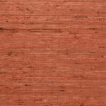 Roodbruin behang met een grove, natuurlijke textielstructuur uit de Buningh Arte Kudzy collectie.