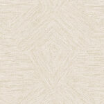 Lichtbeige behang uit de Antigua-collectie met een geometrisch patroon van textuurachtige pentagonen.