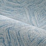 Detailopname van het Buningh Arte Pentagono 33048 behang uit de Antigua collectie met een blauw-grijs geometrisch patroon en textuur.