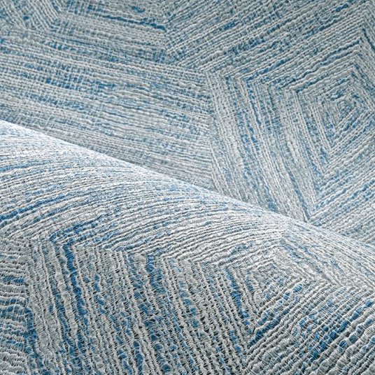 Detailopname van het Buningh Arte Pentagono 33048 behang uit de Antigua collectie met een blauw-grijs geometrisch patroon en textuur.