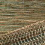 Detailopname van het geweven behang Buningh Arte Sambe 54551 in natuurlijke en groentinten.