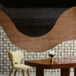 Retro-interieur met Buningh-Arte Sambe 54553 behang, houten tafel, designlamp en vintage stoel.