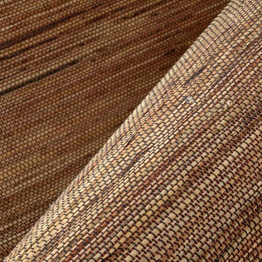 Detail van het Buningh Arte Sambe 54553 behang met een geweven structuur in verschillende bruintinten.