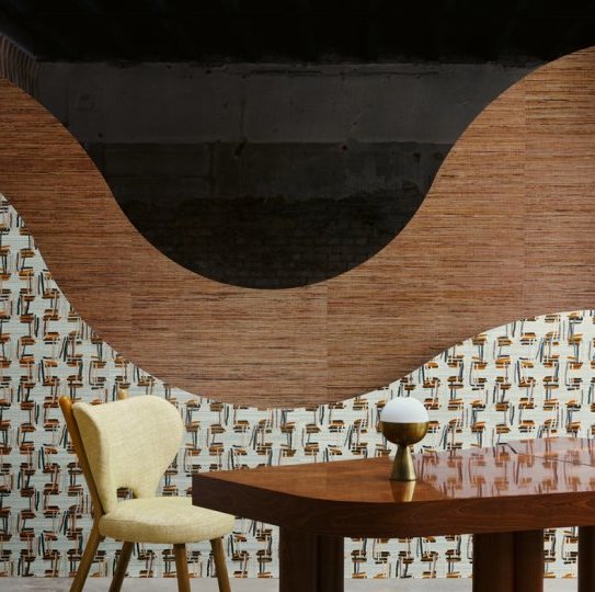 Retro-interieur met Buningh-Arte Sambe 54553 behang, houten tafel, designlamp en vintage stoel.