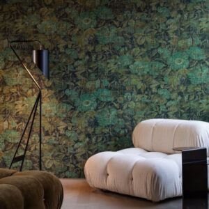 Moderne woonkamer met Buningh Arte Stagionato 33010 behang uit de Antigua collectie, een crèmekleurige designfauteuil en een zwarte vloerlamp.