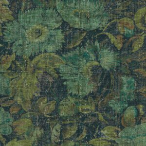 Behangpatroon uit de Buningh-Arte Stagionato 33010 Foliage Antigua collectie met verweerde groene bladeren en bloemen op een textiele achtergrond.