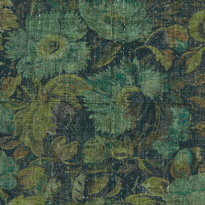 Behangpatroon uit de Buningh-Arte Stagionato 33010 Foliage Antigua collectie met verweerde groene bladeren en bloemen op een textiele achtergrond.