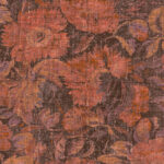 Behang met een vintage bloemenpatroon in warme rood-, paars- en bruintinten uit de Amaranth Antigua-collectie van Buningh Arte.