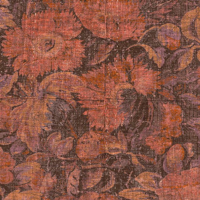 Behang met een vintage bloemenpatroon in warme rood-, paars- en bruintinten uit de Amaranth Antigua-collectie van Buningh Arte.