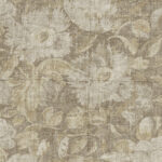 Behang uit de Natural Antigua collectie met een verweerd bloemmotief in zachte beige- en bruintinten.