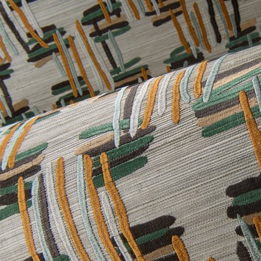 Close-up van het Buningh-Arte Tatami 54520 behang met een grafisch patroon in groene, okergele en bruine tinten.