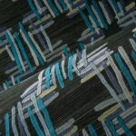 Close-up van het Buningh-Arte Tatami 545203 behang met een abstract patroon in blauw-, grijs- en groentinten.