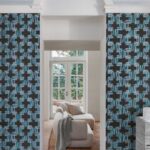 Moderne woonkamer met Buningh Arte Tatami 545203 behang in een grafisch blauw-zwart patroon aan beide zijden van een deuropening.