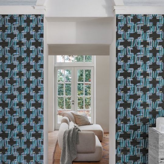 Moderne woonkamer met Buningh Arte Tatami 545203 behang in een grafisch blauw-zwart patroon aan beide zijden van een deuropening.
