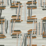 Abstract behangpatroon Buningh-Arte Tatami met verticale en horizontale penseelstreken in aardetinten op een lichtgrijze achtergrond.