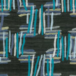 Abstract patroon op Buningh-Arte Tatami behang met verticale en horizontale strepen in blauw-, grijs- en wittinten op een donkere achtergrond.