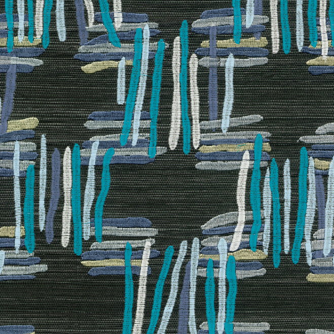 Abstract patroon op Buningh-Arte Tatami behang met verticale en horizontale strepen in blauw-, grijs- en wittinten op een donkere achtergrond.