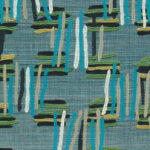 Abstract patroon op Buningh-Arte Tatami 54524 behang met verticale strepen in blauw, wit, beige en groen op een geweven blauwe achtergrond.