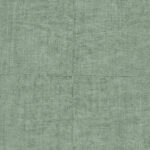 Groen behang met een textielachtige structuur en subtiele stikselpatronen uit de Buningh-Arte Tintura Amaranth Antigua collectie.