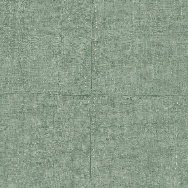 Groen behang met een textielachtige structuur en subtiele stikselpatronen uit de Buningh-Arte Tintura Amaranth Antigua collectie.