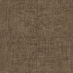 Bruin behang met textielstructuur en subtiele stiknaden uit de Buningh-Arte Tintura 33024 Amaranth Antigua collectie.
