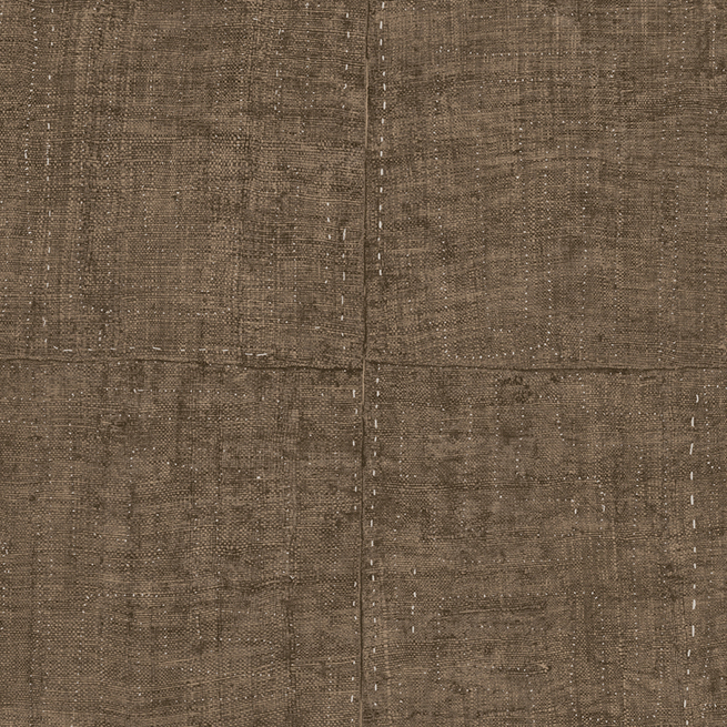 Bruin behang met textielstructuur en subtiele stiknaden uit de Buningh-Arte Tintura 33024 Amaranth Antigua collectie.