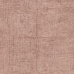 Roze behang met textielstructuur en subtiele stiknaden uit de Amaranth Antigua-collectie van Buningh Arte.