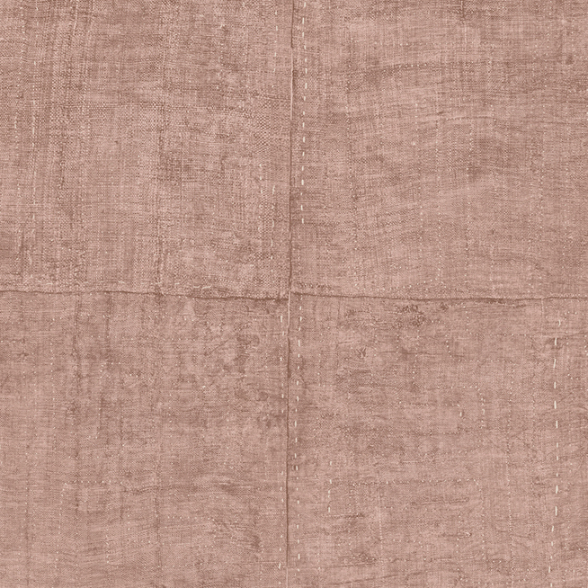 Roze behang met textielstructuur en subtiele stiknaden uit de Amaranth Antigua-collectie van Buningh Arte.