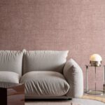 Luxe zithoek met een beige bank voor Buningh Arte Tintura 33026 behang uit de Amaranth Antigua collectie.